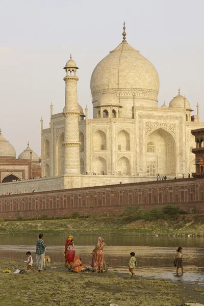 Bathing by the Taj Mahal — Stock Photo, Image