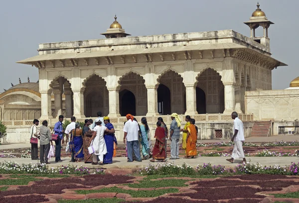 Indiase toeristen in het rode fort in agra — Stockfoto