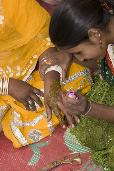 Applicando Henna — Foto Stock