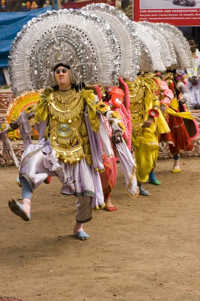 Танцоры в масках в действии — стоковое фото