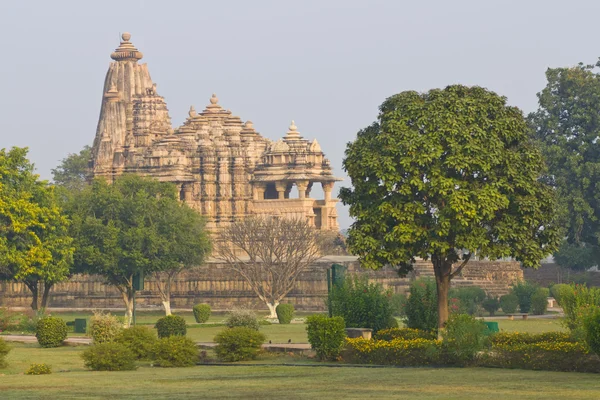 Tempio indù nel giardino paesaggistico di Khajuraho — Foto Stock