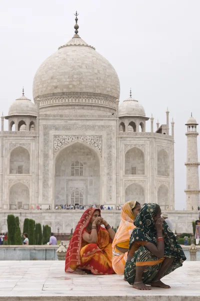 Turistas indios en el Taj Mahal — Foto de Stock