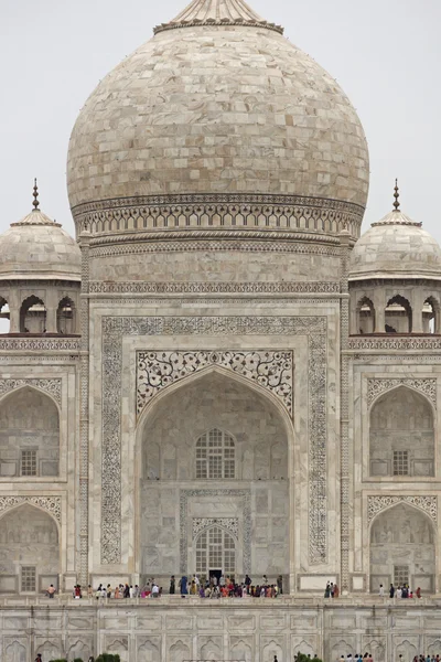 Turisti al Taj Mahal — Foto Stock