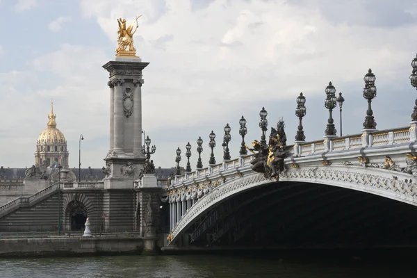 Paris'te seine Nehri üzerinde köprü — Stok fotoğraf