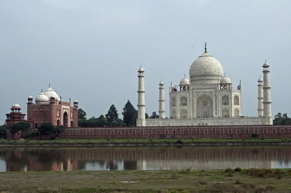 Taj Mahal na margem do rio Yamuna — Fotografia de Stock
