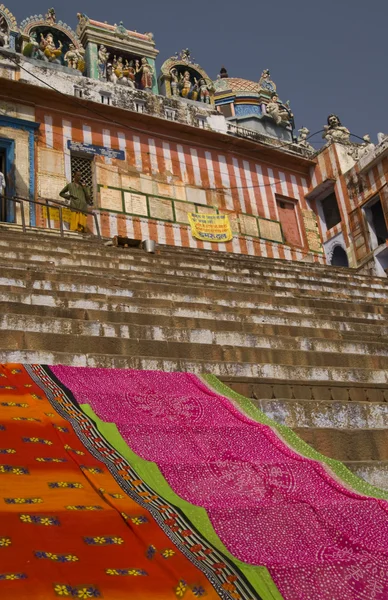 Saris Secado en los Ghats de Varanasi — Foto de Stock