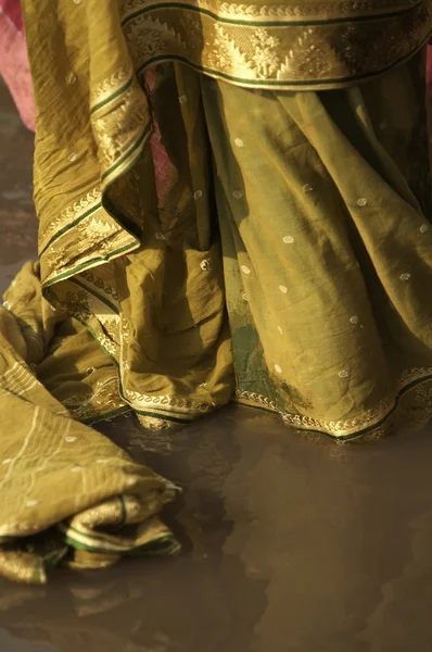 Mujer Bathiung in Green Sari — Foto de Stock