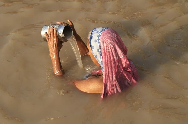 Ritual in the River Ganges — Stock Photo, Image