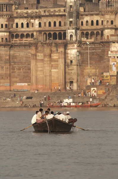 Paseos en barco por el río Ganges — Foto de Stock