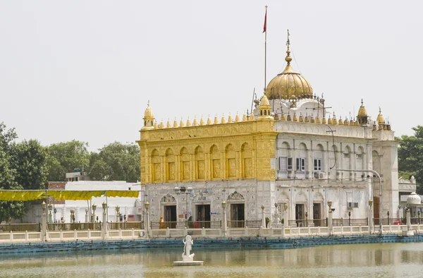 Templo de oro hindú en el lago —  Fotos de Stock