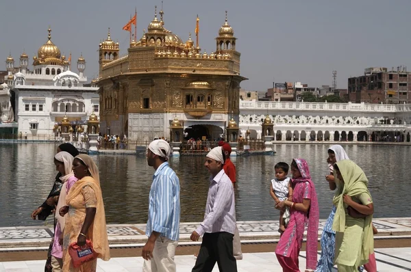 Pilgrims at the Golden Temple — Stock Photo, Image