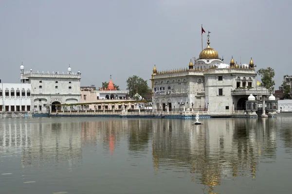 Temple hindou dans le lac — Photo