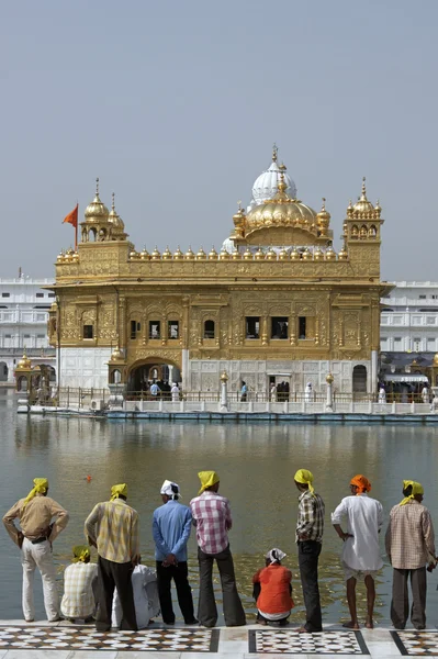 Pilgrims at the Golden Temple — Stock Photo, Image
