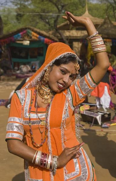 Χορεύτρια σε πορτοκαλί — Φωτογραφία Αρχείου
