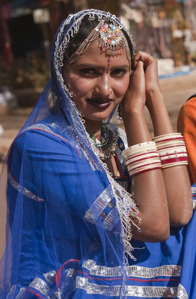 Dame in blauwe sari — Stockfoto