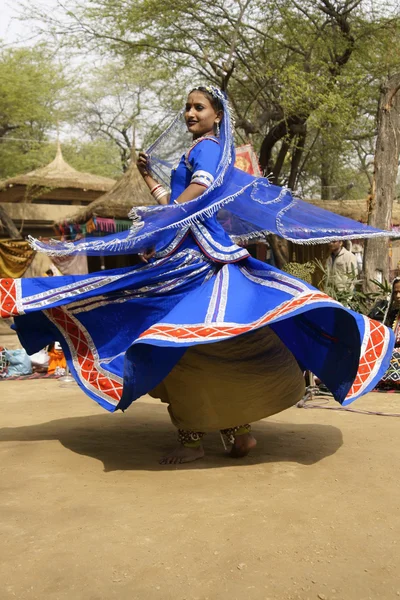 Plemiennych tancerz w spin — Zdjęcie stockowe