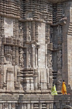 konark Tapınağı'nda turistler