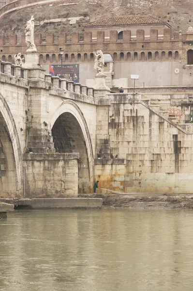 tiber Nehri'nin üzerinde köprü