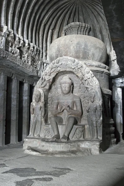 Буддийский пещерный храм — стоковое фото