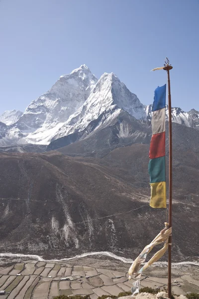 Bandiere di preghiera in Himalaya — Foto Stock