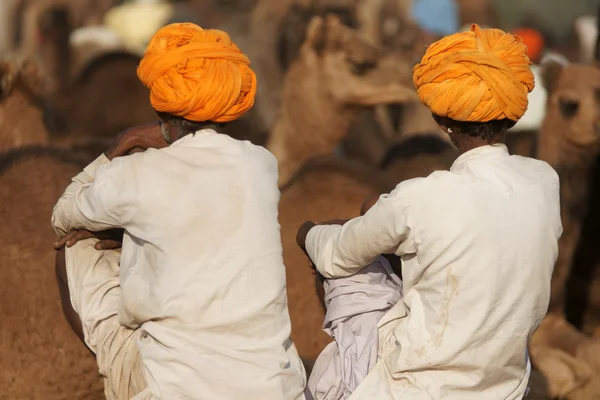 Hommes en turban orange — Photo