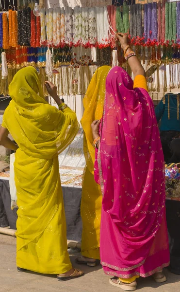 Färgglada indiska shoppare — Stockfoto