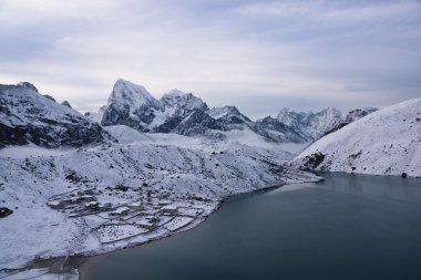 kar kaplı gokyo Köyü