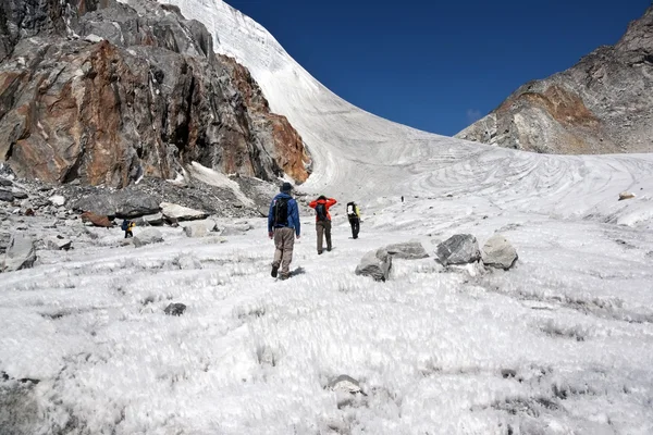 Überquerung eines Himalaya-Gletschers — Stockfoto