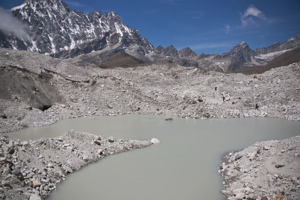 Überquerung eines Himalaya-Gletschers — Stockfoto