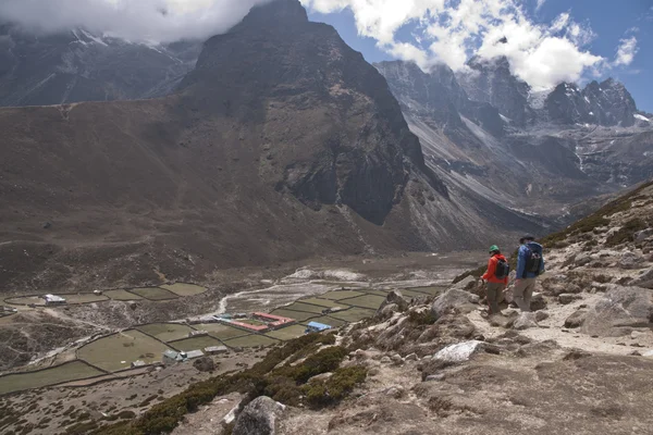 Trekkers nos Himalaias — Fotografia de Stock