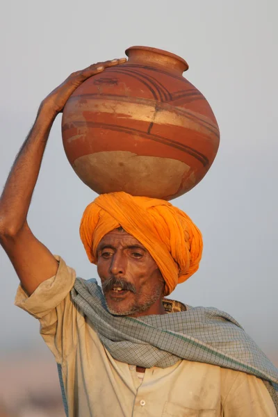 Indisk man transporterar krukan på huvud — Stockfoto