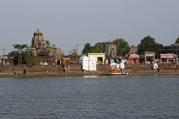 Templos hindúes alrededor del lago sagrado — Foto de Stock
