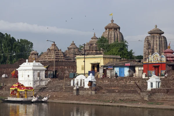 神聖な湖のほとりにヒンドゥー教の寺院 — ストック写真