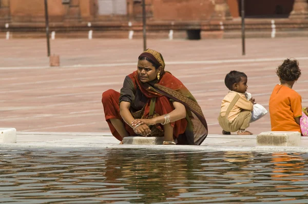 Mujer lavándose en la antigua mezquita de Delhi —  Fotos de Stock
