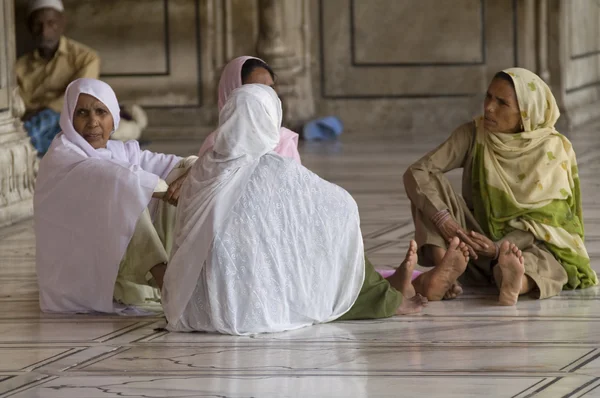 Donne in una moschea — Foto Stock