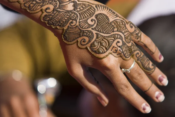 Hand mit Henna verziert — Stockfoto