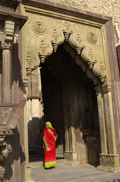 Adorador colorido dejando antiguo templo hindú —  Fotos de Stock