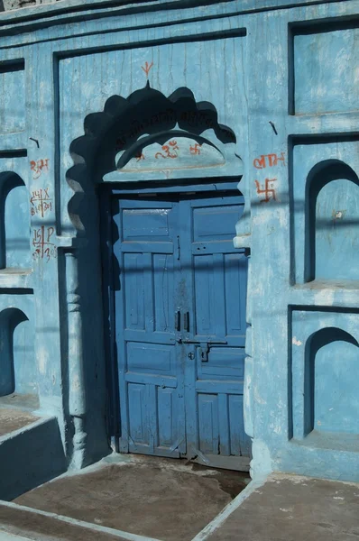 Blaue Tür im blauen Haus — Stockfoto