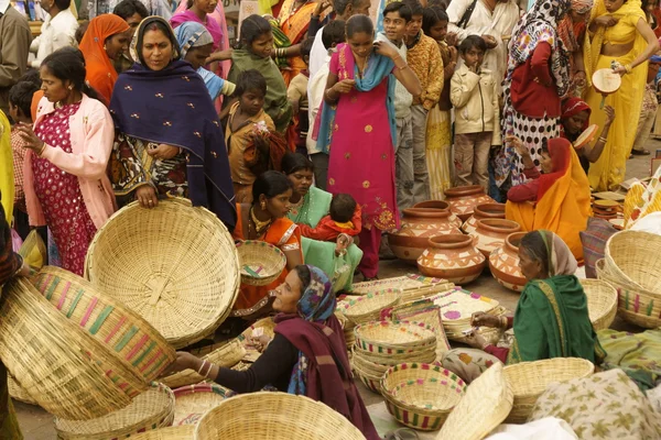 Толпа на Индийском рынке — стоковое фото