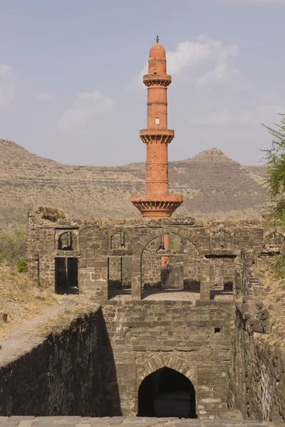 Башня Победы в форте Даулатабад, Индия — стоковое фото