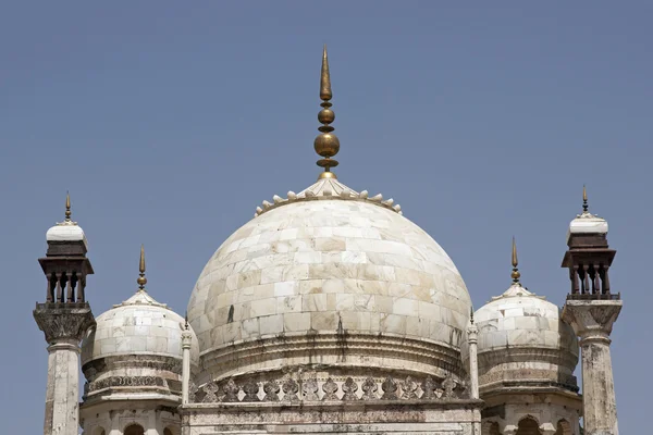 Dômes blancs d'une tombe islamique — Photo