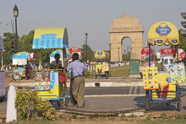 Refrescamento na Índia Gate — Fotografia de Stock