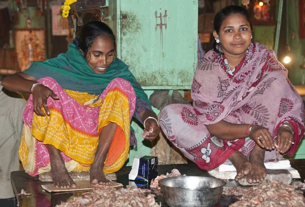 Indian Women Shelling Prawns — Stock Photo, Image