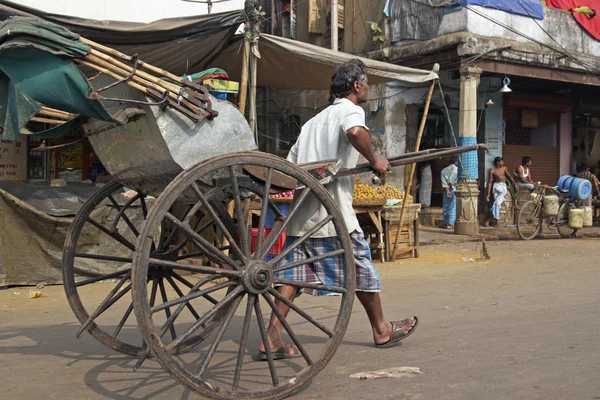 Ręcznie wyciągnął Riksza w Kalkucie — Zdjęcie stockowe