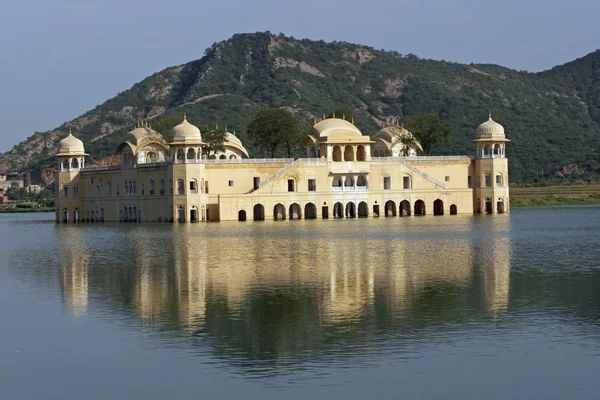 Pałac nad jeziorem — Zdjęcie stockowe