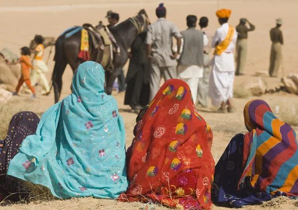 Damas de la India en Saris de colores brillantes —  Fotos de Stock