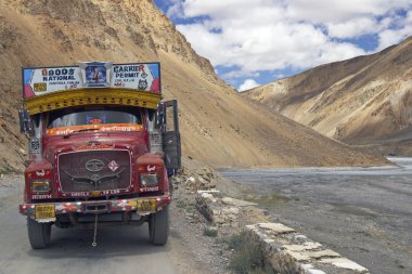 kleurrijke Indiase vrachtwagen