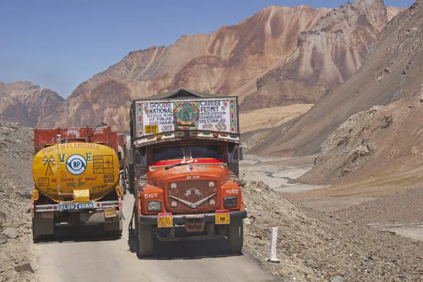 Camiones en una carretera de montaña — Foto de Stock