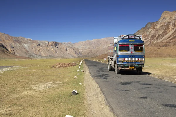 Camión en carretera de montaña — Foto de Stock