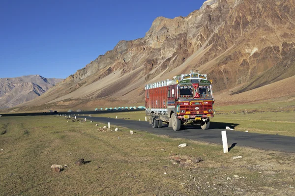 Вантажівка на мальовничі гори дорога — стокове фото